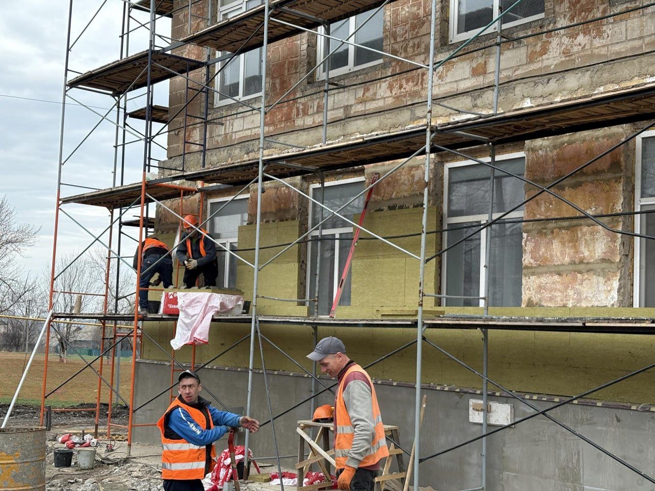 При помощи сахалинцев строители приступили к утеплению фасада школы № 11 в Шахтерске