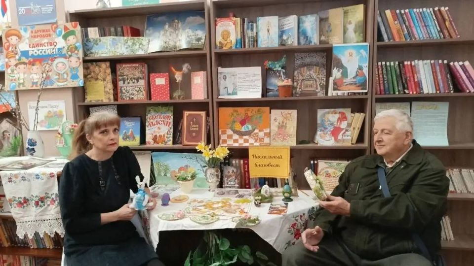 К празднику Пасхи в Зугрэсской библиотеке-филиале №3 была оформлена тематическая выставка «Пасхальный благовест» К празднику Пасхи в Зугрэсской библиотеке-филиале №3 была оформлена тематическая выставка «Пасхальный благовест»
