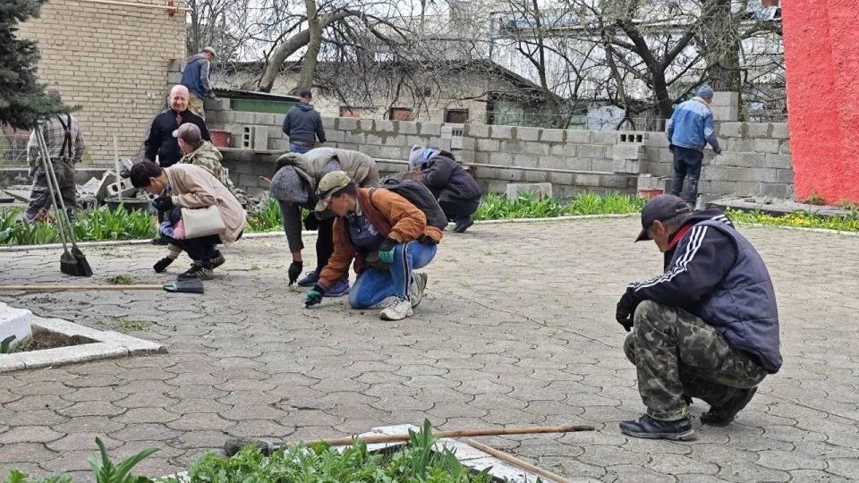Денис Зубов: По поручению Главы ДНР Дениса Пушилина по всей Республике продолжается двухмесячник (субботников) по благоустройству территорий в рамках акции «Зеленый Донбасс» Денис Зубов: По поручению Главы ДНР Дениса Пушилина по всей Республике продолжается двухмесячник (субботников) по благоустройству территорий в рамках акции «Зеленый Донбасс»