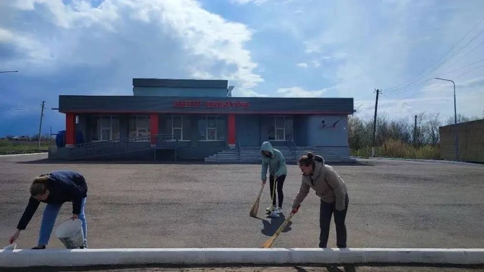 Сегодня, 11 апреля, в рамках проекта «Единой России» «Городская среда» сотрудники Моспинского территориального управления администрации городского округа Донецк приняли участие в общереспубликанском субботнике, очистив от... Сегодня, 11 апреля, в рамках проекта «Единой России» «Городская среда» сотрудники Моспинского территориального управления администрации городского округа Донецк приняли участие в общереспубликанском субботнике, очистив от...