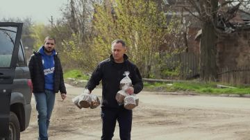 Во главе с Антоном Демидовым поздравили с наступающей Пасхой бойцов и жителей прифронтовых районов