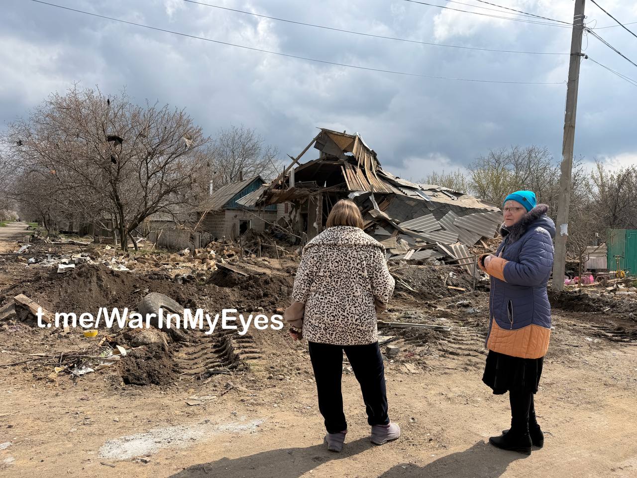 Последствия ночного прилета ударного БПЛА в Ясиноватой в результате которого погибли 2 человека, еще 7 получили ранения Последствия ночного прилета ударного БПЛА в Ясиноватой в результате которого погибли 2 человека, еще 7 получили ранения