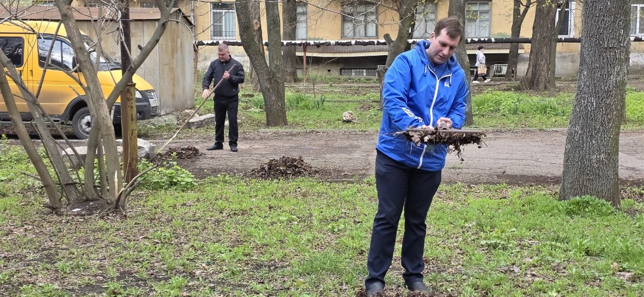 Юрий Атаманов: С коллегами по депутатскому корпусу Кириллом Рыбаковым и Михаилом Рыбаковым, сотрудниками Аппарата Донецкого городского совета присоединились к общереспубликанскому субботнику Юрий Атаманов: С коллегами по депутатскому корпусу Кириллом Рыбаковым и Михаилом Рыбаковым, сотрудниками Аппарата Донецкого городского совета присоединились к общереспубликанскому субботнику