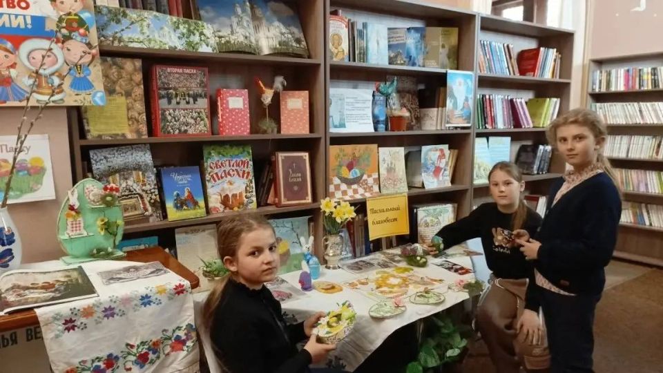 К празднику Пасхи в Зугрэсской библиотеке-филиале №3 была оформлена тематическая выставка «Пасхальный благовест» К празднику Пасхи в Зугрэсской библиотеке-филиале №3 была оформлена тематическая выставка «Пасхальный благовест»
