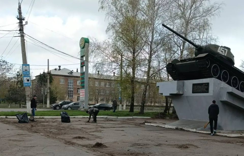 Сегодня Управление образования и отдел по физической культуре и спорту вышли на уборку вместе с коллективами подведомственных учреждений в рамках общереспубликанского субботника Сегодня Управление образования и отдел по физической культуре и спорту вышли на уборку вместе с коллективами подведомственных учреждений в рамках общереспубликанского субботника