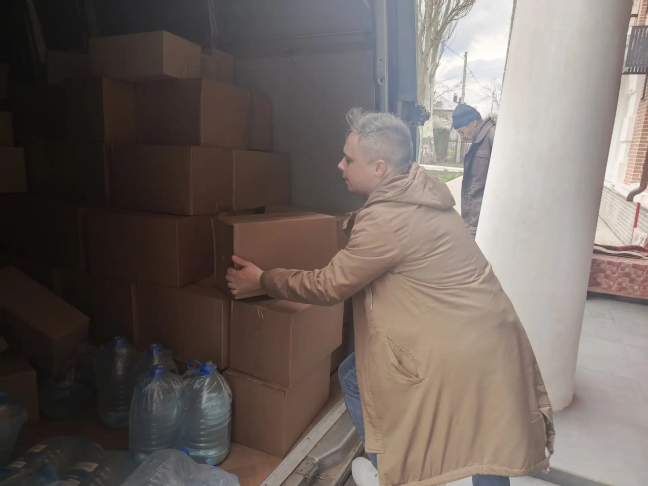 Константин Зинченко: В преддверии светлого праздника Пасхи совместно с заместителем главы администрации Волновахского МО, координатором Женского движения «Единой России» Еленой Снисаренко посетили пункт временного размещения... Константин Зинченко: В преддверии светлого праздника Пасхи совместно с заместителем главы администрации Волновахского МО, координатором Женского движения «Единой России» Еленой Снисаренко посетили пункт временного размещения...