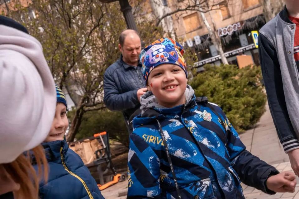 Провели акцию ко Дню ПВО. В центре Донецка на детской площадке мы разместили холст с надписью «Спасибо Куполу Донбасса за наше спокойное детство» Провели акцию ко Дню ПВО. В центре Донецка на детской площадке мы разместили холст с надписью «Спасибо Куполу Донбасса за наше спокойное детство»