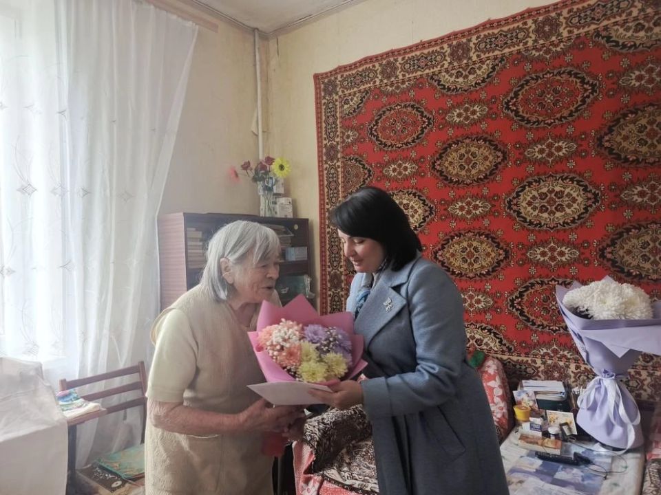 По случаю знаменательной даты — 94-летия долгожительницы Нины Григорьевны Ерошиной — заместитель главы администрации Волновахского муниципального округа, координатор местного отделения Женского движения «Единой России» Елена... По случаю знаменательной даты — 94-летия долгожительницы Нины Григорьевны Ерошиной — заместитель главы администрации Волновахского муниципального округа, координатор местного отделения Женского движения «Единой России» Елена...