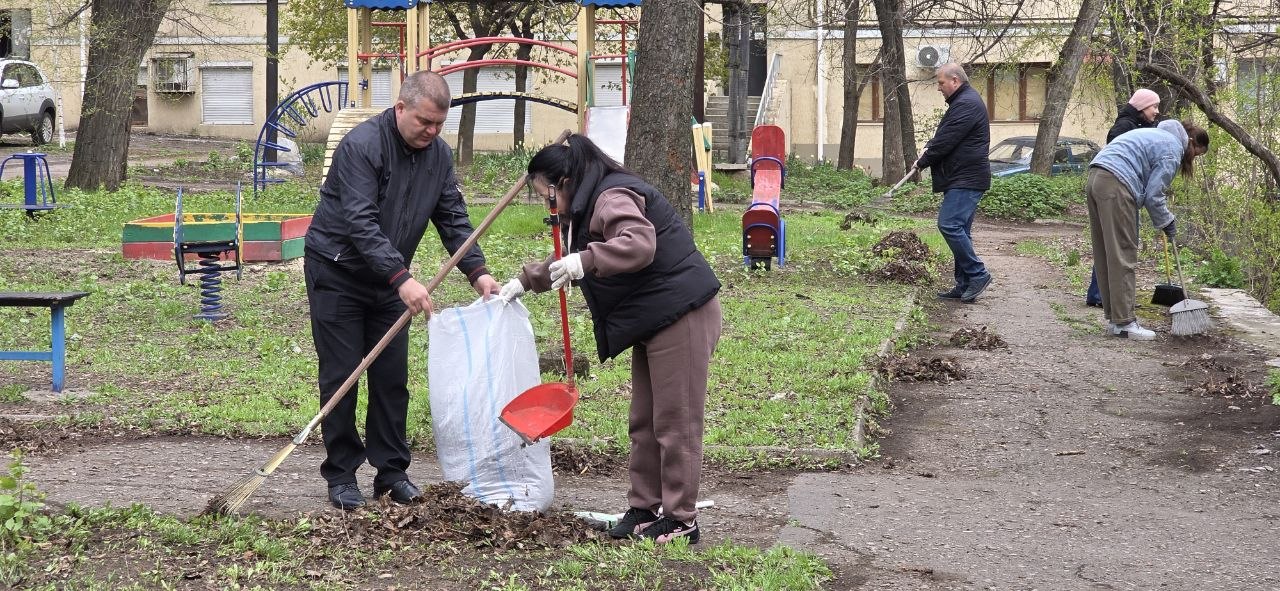Юрий Атаманов: С коллегами по депутатскому корпусу Кириллом Рыбаковым и Михаилом Рыбаковым, сотрудниками Аппарата Донецкого городского совета присоединились к общереспубликанскому субботнику Юрий Атаманов: С коллегами по депутатскому корпусу Кириллом Рыбаковым и Михаилом Рыбаковым, сотрудниками Аппарата Донецкого городского совета присоединились к общереспубликанскому субботнику