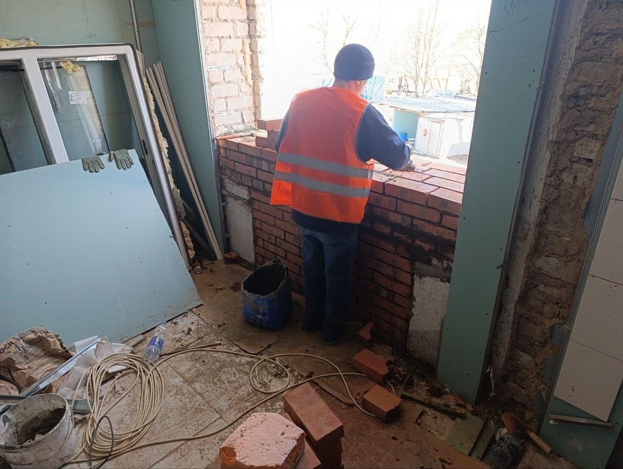 Подмосковные строители продолжают капитальный ремонт Центральной районной больницы в пгт Тельманово Подмосковные строители продолжают капитальный ремонт Центральной районной больницы в пгт Тельманово