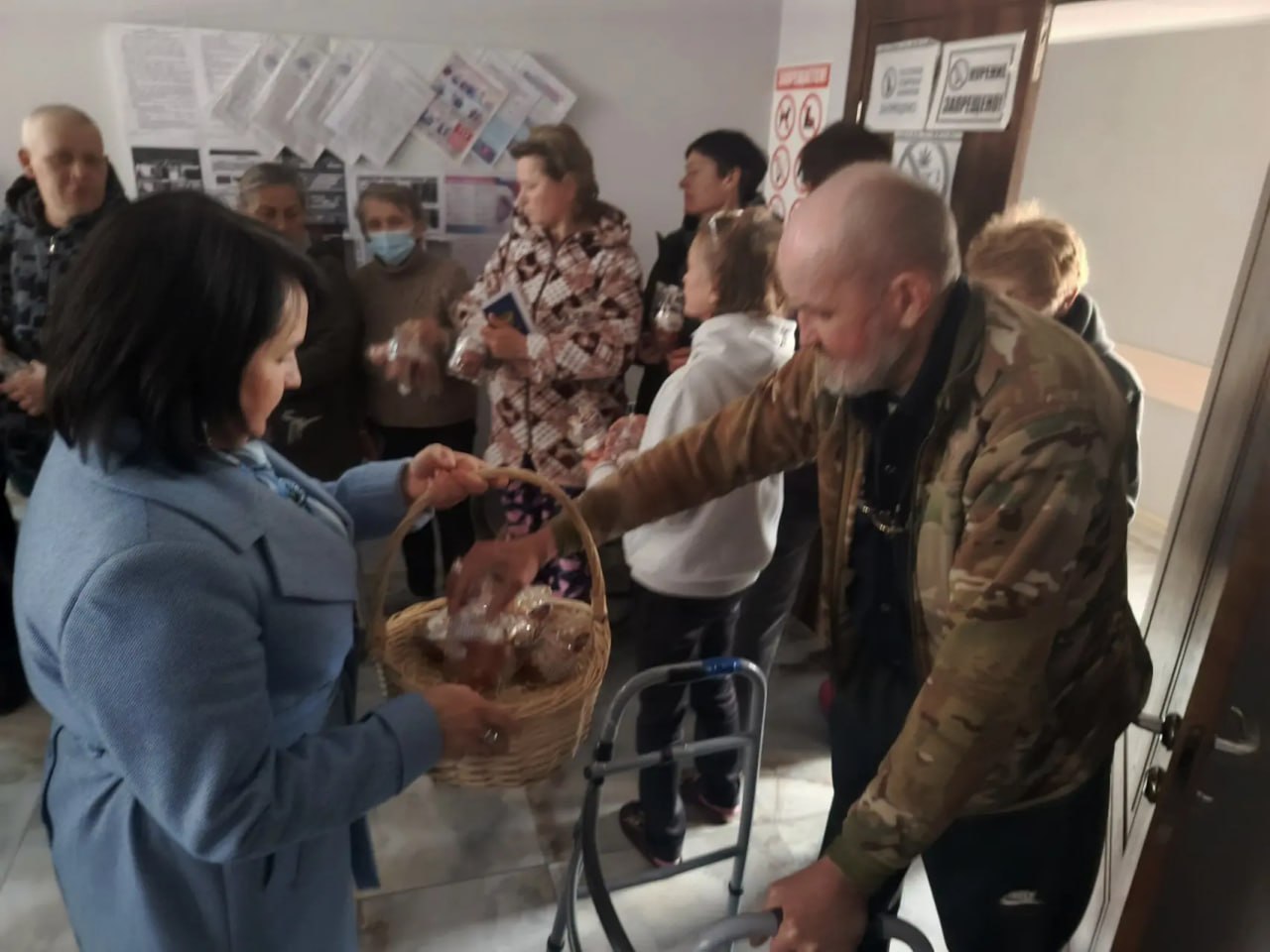 Константин Зинченко: В преддверии светлого праздника Пасхи совместно с заместителем главы администрации Волновахского МО, координатором Женского движения «Единой России» Еленой Снисаренко посетили пункт временного размещения... Константин Зинченко: В преддверии светлого праздника Пасхи совместно с заместителем главы администрации Волновахского МО, координатором Женского движения «Единой России» Еленой Снисаренко посетили пункт временного размещения...