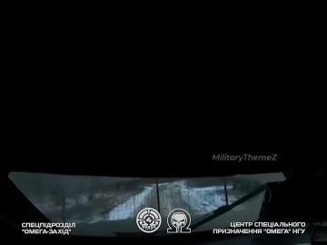 Покровское направление. Операторы FPV-дронов работают по движущимся на бронемашине «Новатор» бандеровцам из подразделения «Омега»