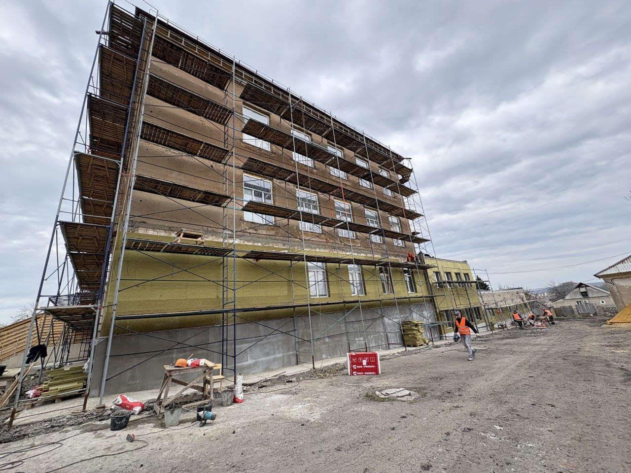 При помощи сахалинцев строители приступили к утеплению фасада школы № 11 в Шахтерске При помощи сахалинцев строители приступили к утеплению фасада школы № 11 в Шахтерске