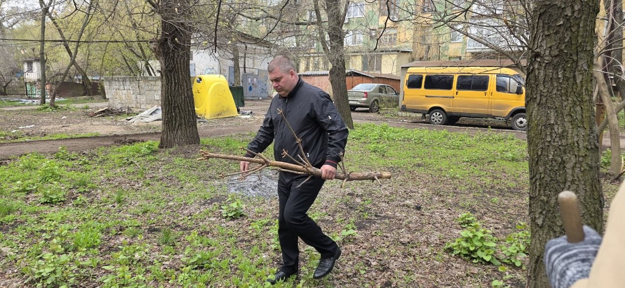 Юрий Атаманов: С коллегами по депутатскому корпусу Кириллом Рыбаковым и Михаилом Рыбаковым, сотрудниками Аппарата Донецкого городского совета присоединились к общереспубликанскому субботнику Юрий Атаманов: С коллегами по депутатскому корпусу Кириллом Рыбаковым и Михаилом Рыбаковым, сотрудниками Аппарата Донецкого городского совета присоединились к общереспубликанскому субботнику