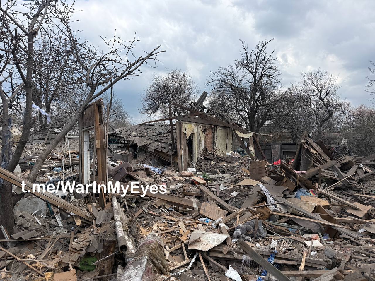 Последствия ночного прилета ударного БПЛА в Ясиноватой в результате которого погибли 2 человека, еще 7 получили ранения Последствия ночного прилета ударного БПЛА в Ясиноватой в результате которого погибли 2 человека, еще 7 получили ранения