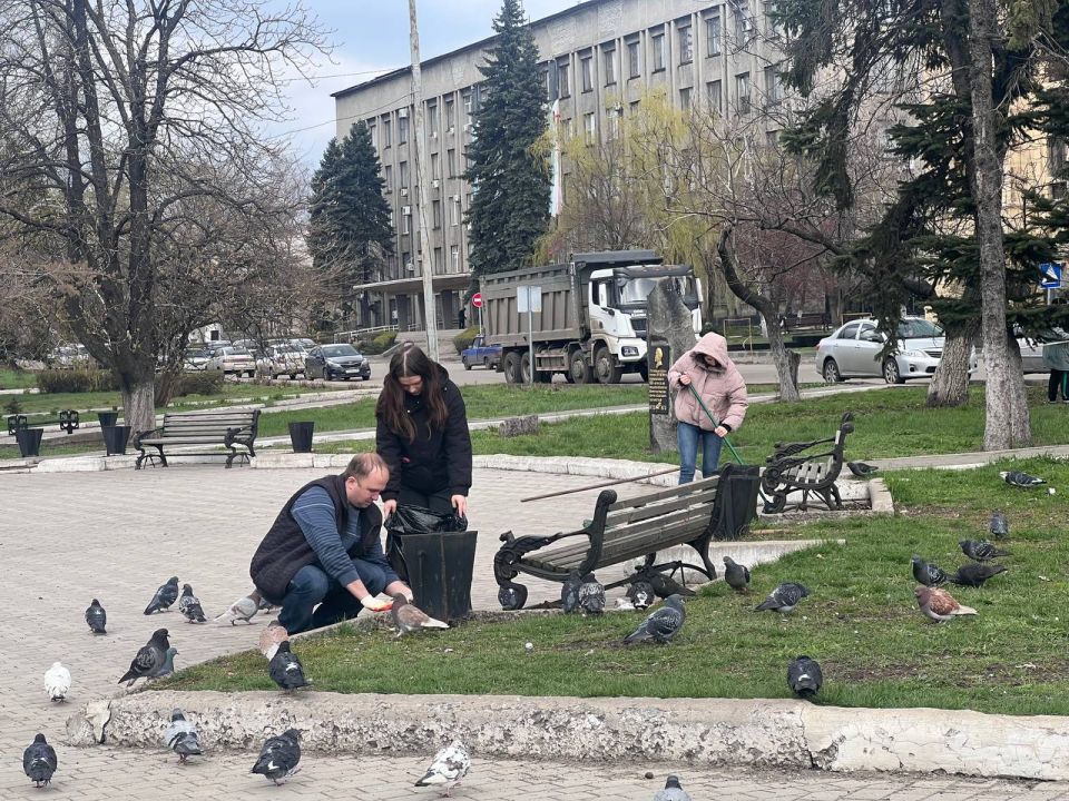 Сергей Желновач: В Дебальцево в рамках двухмесячника по благоустройству привели в порядок центральную площадь Сергей Желновач: В Дебальцево в рамках двухмесячника по благоустройству привели в порядок центральную площадь