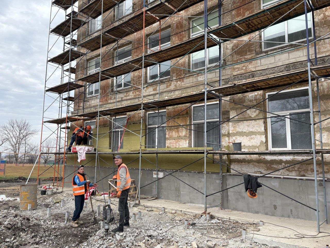 При помощи сахалинцев строители приступили к утеплению фасада школы № 11 в Шахтерске При помощи сахалинцев строители приступили к утеплению фасада школы № 11 в Шахтерске