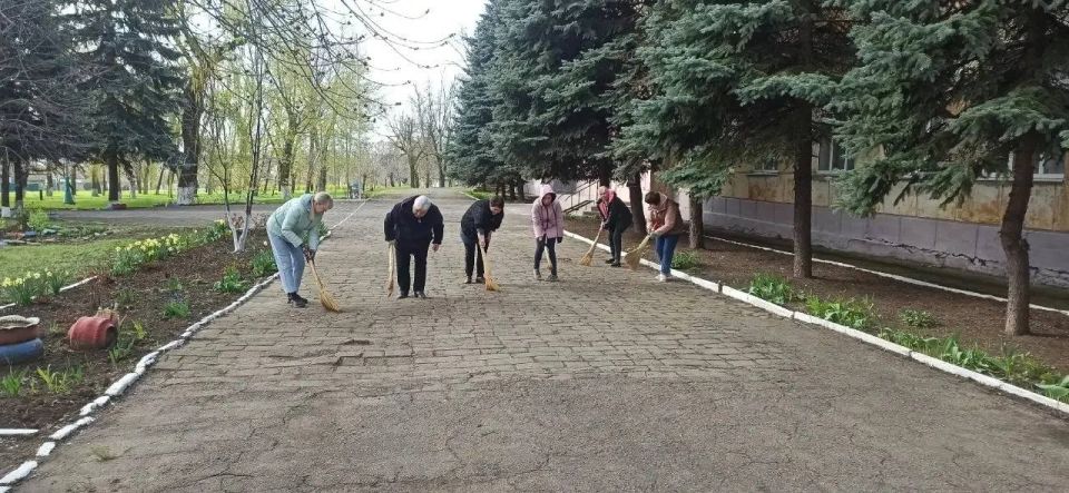 Сегодня, 11 апреля, в рамках проекта «Единой России» «Городская среда» сотрудники Моспинского территориального управления администрации городского округа Донецк приняли участие в общереспубликанском субботнике, очистив от... Сегодня, 11 апреля, в рамках проекта «Единой России» «Городская среда» сотрудники Моспинского территориального управления администрации городского округа Донецк приняли участие в общереспубликанском субботнике, очистив от...