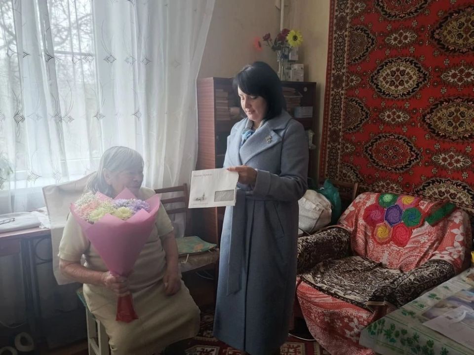 По случаю знаменательной даты — 94-летия долгожительницы Нины Григорьевны Ерошиной — заместитель главы администрации Волновахского муниципального округа, координатор местного отделения Женского движения «Единой России» Елена... По случаю знаменательной даты — 94-летия долгожительницы Нины Григорьевны Ерошиной — заместитель главы администрации Волновахского муниципального округа, координатор местного отделения Женского движения «Единой России» Елена...