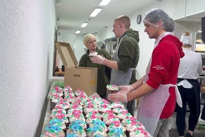 Народный фронт передал пасхальные куличи бойцам и мирным жителям в ДНР