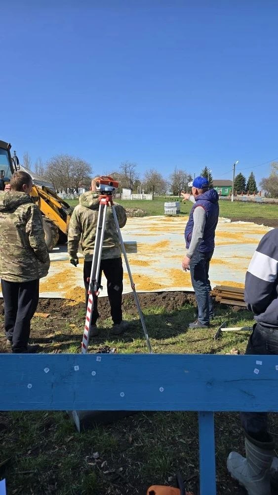 Сергей Юзвинкевич: Проверил ход выполнения работ на детской площадке в селе Зелёный Яр, где ООО «Энерголит» продолжает работу над реализацией данного проекта