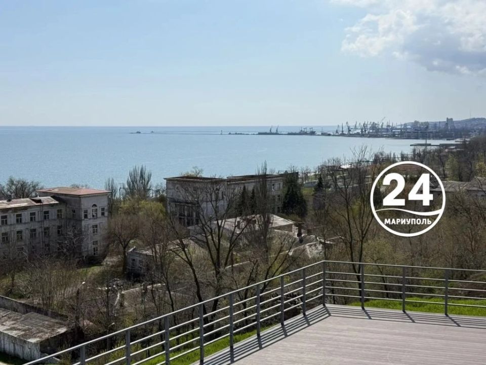 Вид на море со смотровой площадки в Приморском парке Мариуполя Вид на море со смотровой площадки в Приморском парке Мариуполя