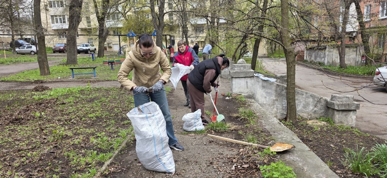 Юрий Атаманов: С коллегами по депутатскому корпусу Кириллом Рыбаковым и Михаилом Рыбаковым, сотрудниками Аппарата Донецкого городского совета присоединились к общереспубликанскому субботнику Юрий Атаманов: С коллегами по депутатскому корпусу Кириллом Рыбаковым и Михаилом Рыбаковым, сотрудниками Аппарата Донецкого городского совета присоединились к общереспубликанскому субботнику