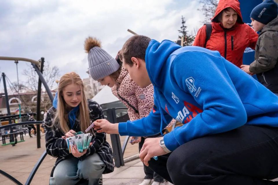 Провели акцию ко Дню ПВО. В центре Донецка на детской площадке мы разместили холст с надписью «Спасибо Куполу Донбасса за наше спокойное детство» Провели акцию ко Дню ПВО. В центре Донецка на детской площадке мы разместили холст с надписью «Спасибо Куполу Донбасса за наше спокойное детство»