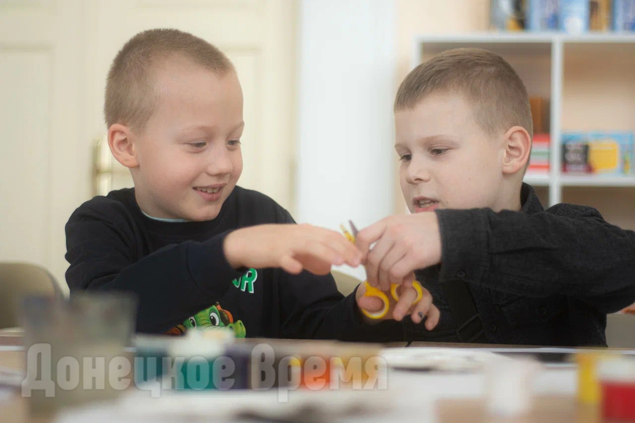 Создавали свои собственные вселенные: в Донецке прошло музейное занятие на тему космоса
