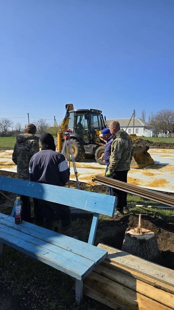 Сергей Юзвинкевич: Проверил ход выполнения работ на детской площадке в селе Зелёный Яр, где ООО «Энерголит» продолжает работу над реализацией данного проекта Сергей Юзвинкевич: Проверил ход выполнения работ на детской площадке в селе Зелёный Яр, где ООО «Энерголит» продолжает работу над реализацией данного проекта