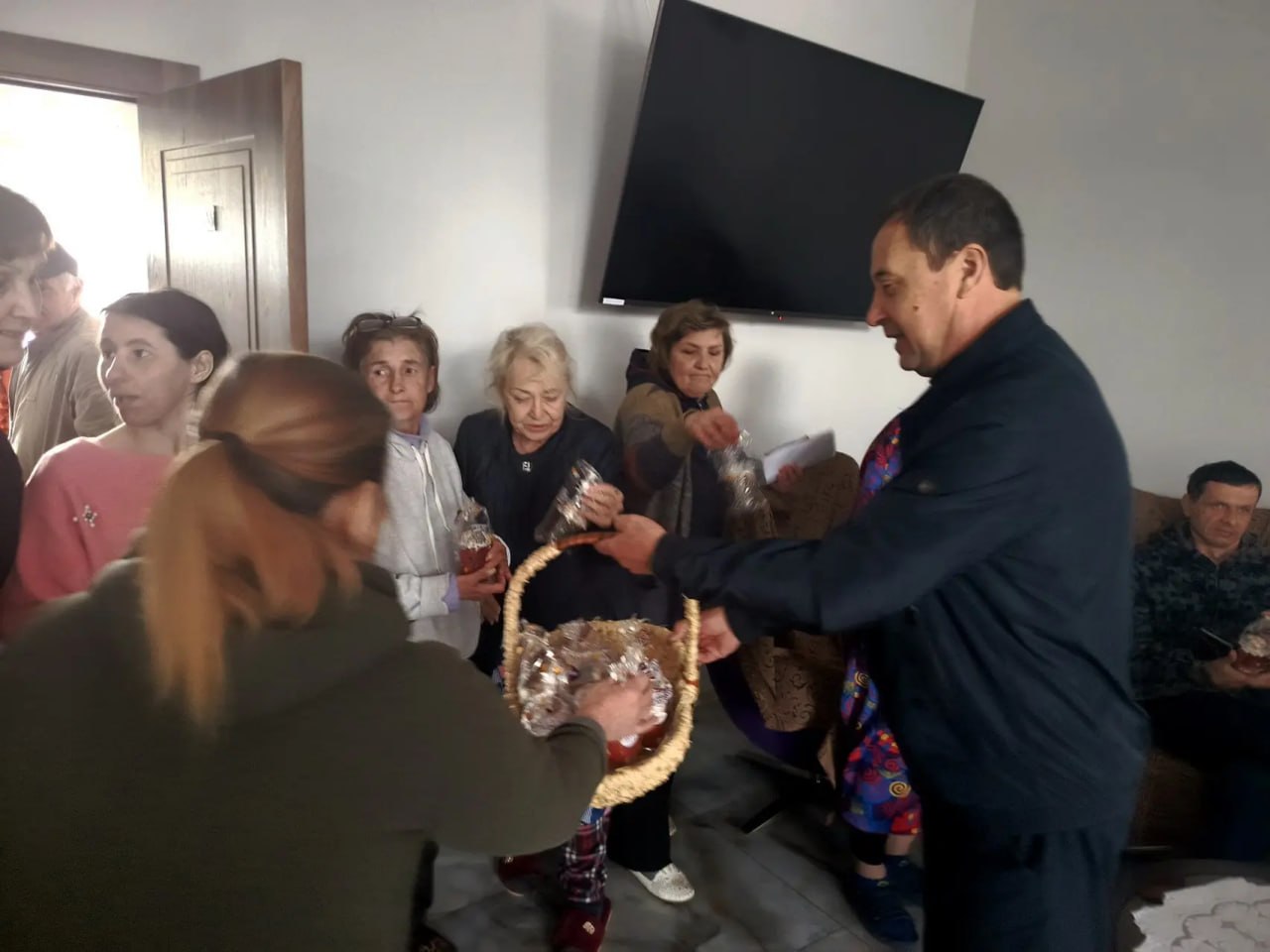 Константин Зинченко: В преддверии светлого праздника Пасхи совместно с заместителем главы администрации Волновахского МО, координатором Женского движения «Единой России» Еленой Снисаренко посетили пункт временного размещения... Константин Зинченко: В преддверии светлого праздника Пасхи совместно с заместителем главы администрации Волновахского МО, координатором Женского движения «Единой России» Еленой Снисаренко посетили пункт временного размещения...