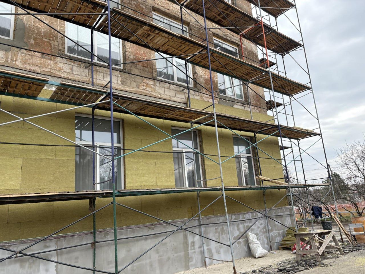 При помощи сахалинцев строители приступили к утеплению фасада школы № 11 в Шахтерске При помощи сахалинцев строители приступили к утеплению фасада школы № 11 в Шахтерске