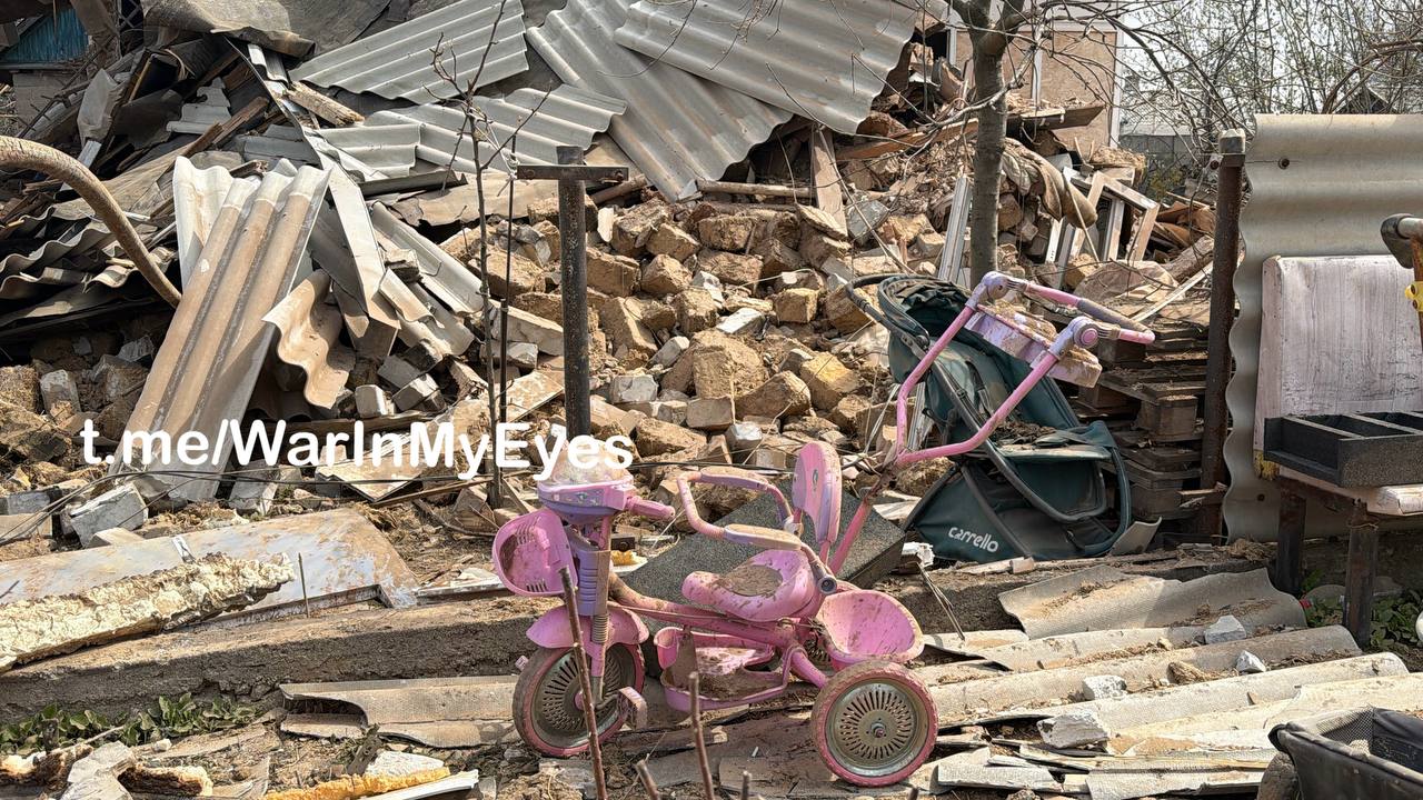 Последствия ночного прилета ударного БПЛА в Ясиноватой в результате которого погибли 2 человека, еще 7 получили ранения Последствия ночного прилета ударного БПЛА в Ясиноватой в результате которого погибли 2 человека, еще 7 получили ранения