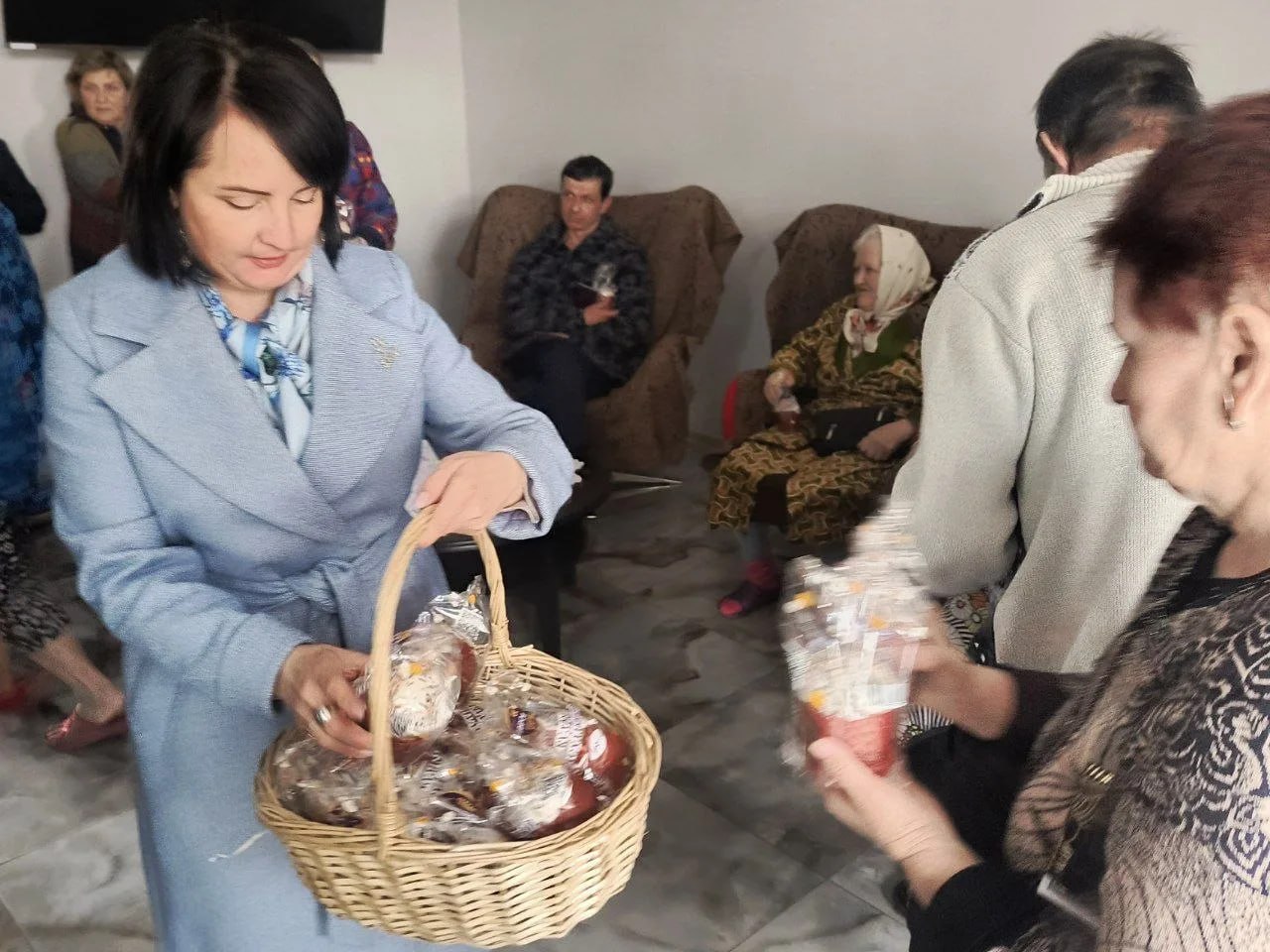 Константин Зинченко: В преддверии светлого праздника Пасхи совместно с заместителем главы администрации Волновахского МО, координатором Женского движения «Единой России» Еленой Снисаренко посетили пункт временного размещения... Константин Зинченко: В преддверии светлого праздника Пасхи совместно с заместителем главы администрации Волновахского МО, координатором Женского движения «Единой России» Еленой Снисаренко посетили пункт временного размещения...