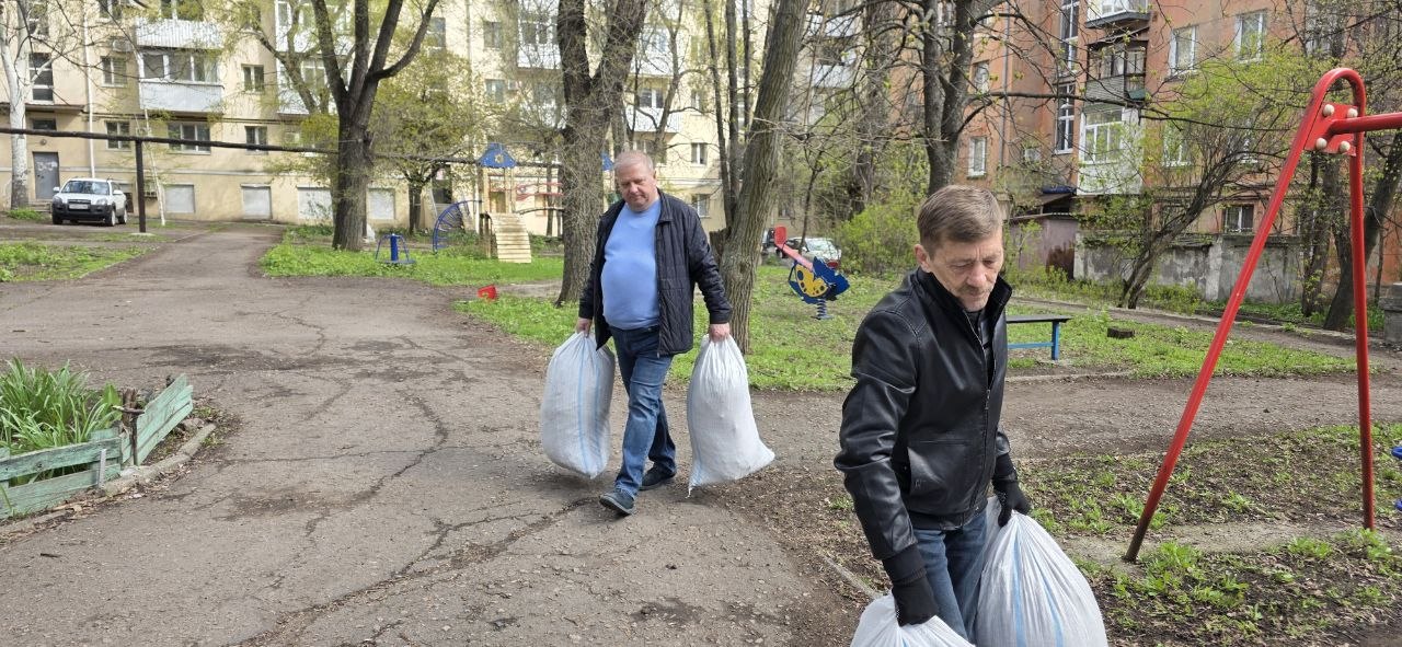 Юрий Атаманов: С коллегами по депутатскому корпусу Кириллом Рыбаковым и Михаилом Рыбаковым, сотрудниками Аппарата Донецкого городского совета присоединились к общереспубликанскому субботнику Юрий Атаманов: С коллегами по депутатскому корпусу Кириллом Рыбаковым и Михаилом Рыбаковым, сотрудниками Аппарата Донецкого городского совета присоединились к общереспубликанскому субботнику