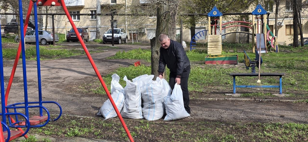 Юрий Атаманов: С коллегами по депутатскому корпусу Кириллом Рыбаковым и Михаилом Рыбаковым, сотрудниками Аппарата Донецкого городского совета присоединились к общереспубликанскому субботнику Юрий Атаманов: С коллегами по депутатскому корпусу Кириллом Рыбаковым и Михаилом Рыбаковым, сотрудниками Аппарата Донецкого городского совета присоединились к общереспубликанскому субботнику