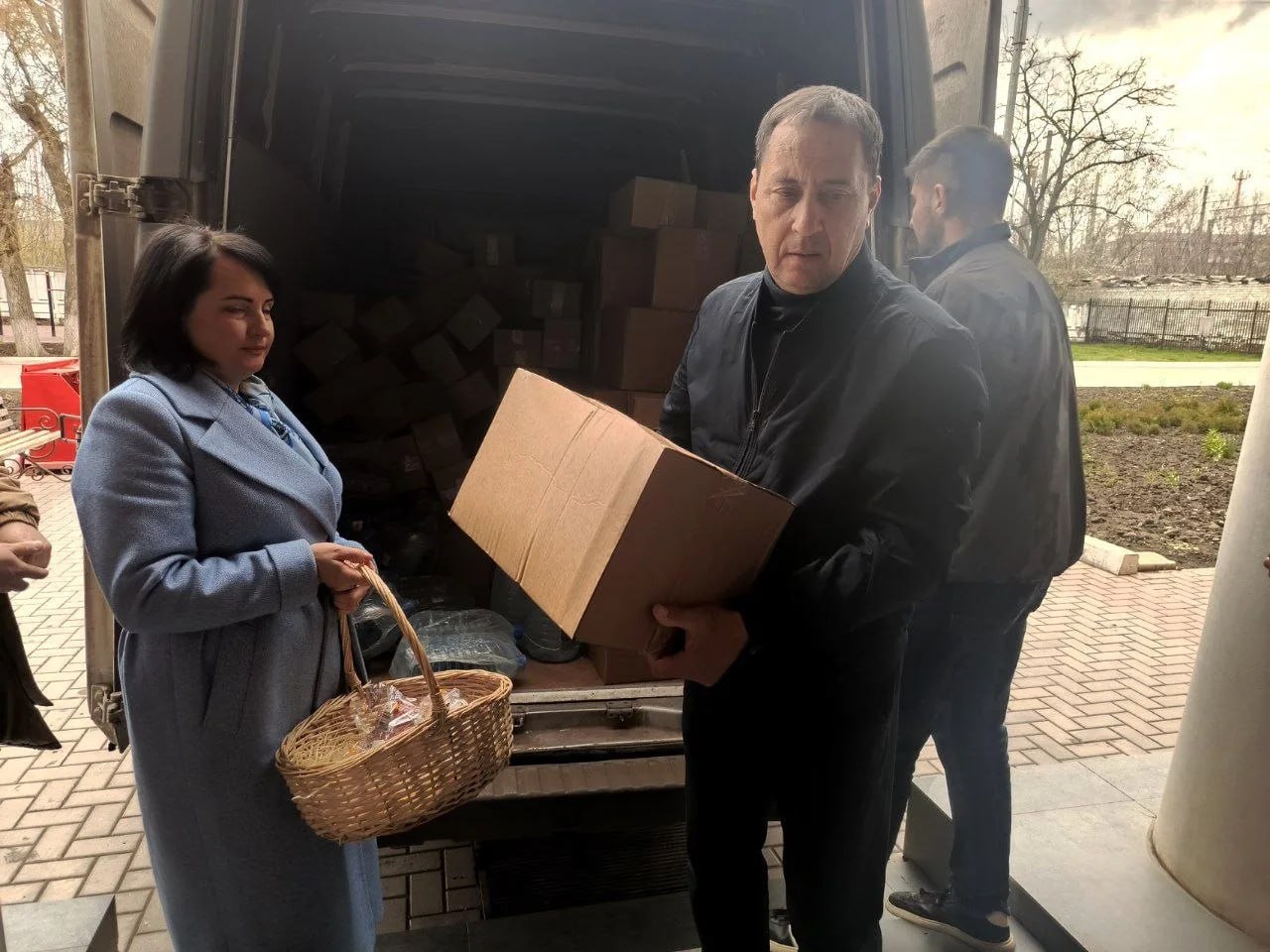 Константин Зинченко: В преддверии светлого праздника Пасхи совместно с заместителем главы администрации Волновахского МО, координатором Женского движения «Единой России» Еленой Снисаренко посетили пункт временного размещения... Константин Зинченко: В преддверии светлого праздника Пасхи совместно с заместителем главы администрации Волновахского МО, координатором Женского движения «Единой России» Еленой Снисаренко посетили пункт временного размещения...