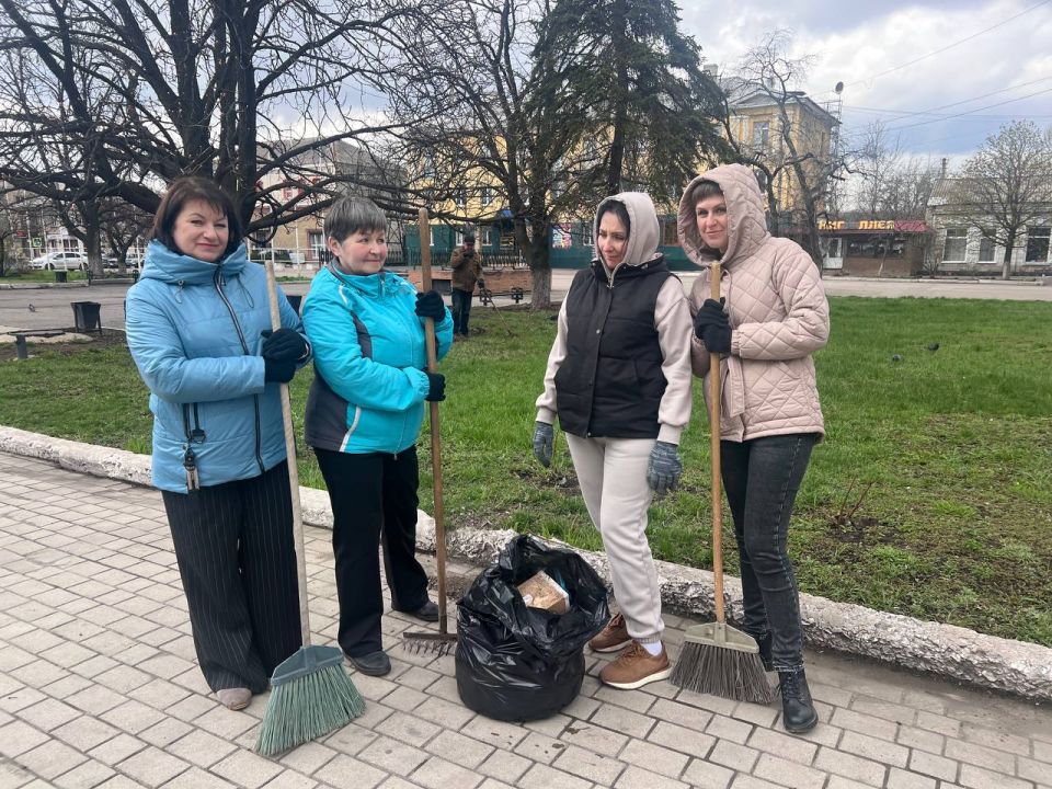 Сергей Желновач: В Дебальцево в рамках двухмесячника по благоустройству привели в порядок центральную площадь Сергей Желновач: В Дебальцево в рамках двухмесячника по благоустройству привели в порядок центральную площадь