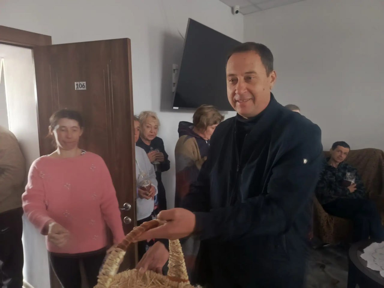 Константин Зинченко: В преддверии светлого праздника Пасхи совместно с заместителем главы администрации Волновахского МО, координатором Женского движения «Единой России» Еленой Снисаренко посетили пункт временного размещения...