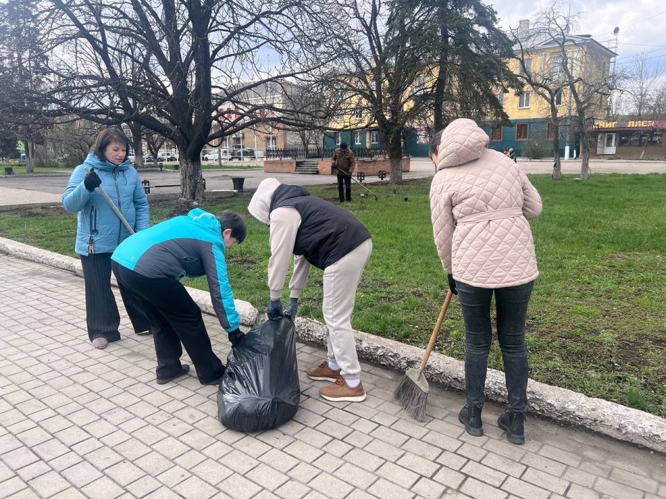 Сергей Желновач: В Дебальцево в рамках двухмесячника по благоустройству привели в порядок центральную площадь Сергей Желновач: В Дебальцево в рамках двухмесячника по благоустройству привели в порядок центральную площадь
