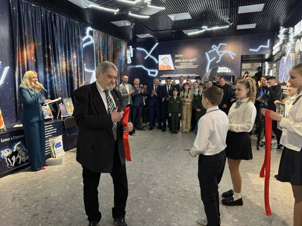 В Шахтерске торжественно открыли школьный музей «Космос рядом» В Шахтерске торжественно открыли школьный музей «Космос рядом»
