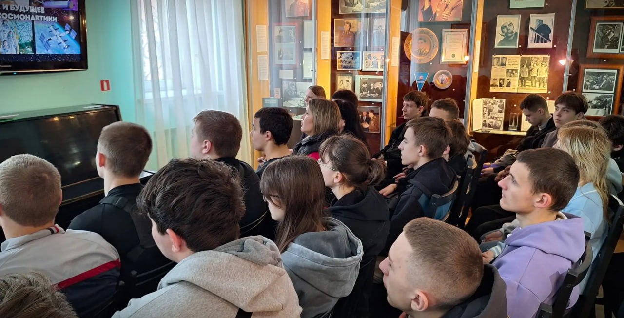 Мультимедийная образовательная программа «Есть такая профессия – космос изучать!» Мультимедийная образовательная программа «Есть такая профессия – космос изучать!»