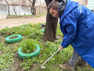 Сделаем наш город чище!. Активисты Молодёжки Горловки вышли облагораживать улицы города