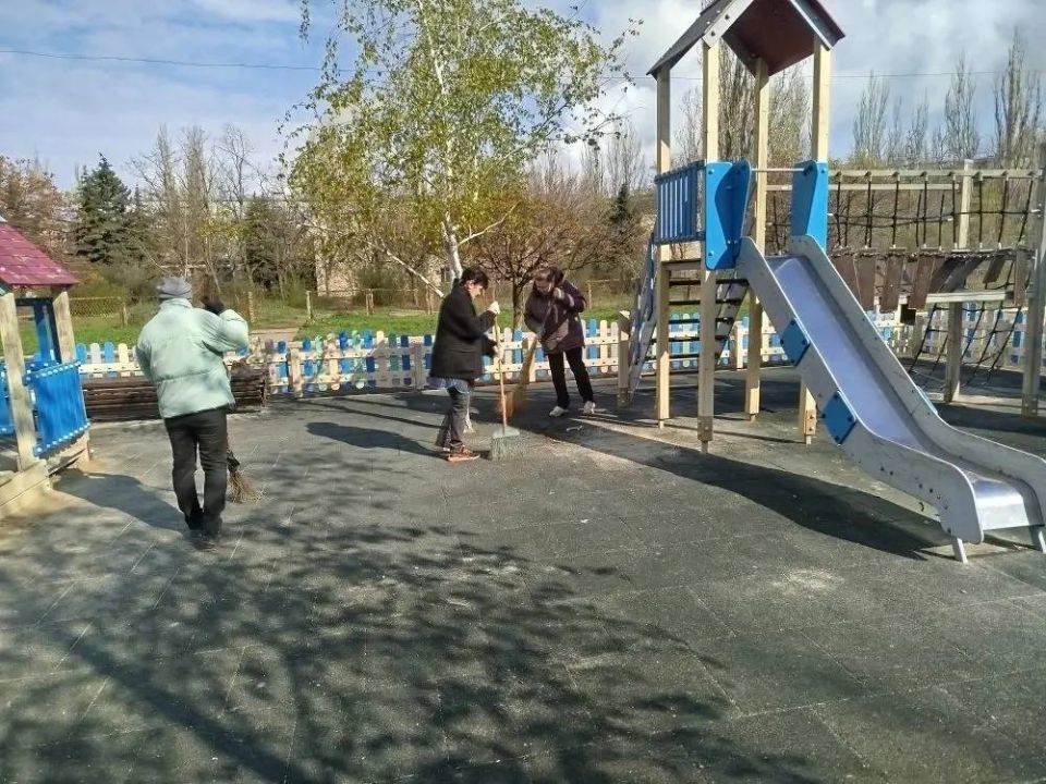 Сегодня Управление образования и отдел по физической культуре и спорту вышли на уборку вместе с коллективами подведомственных учреждений в рамках общереспубликанского субботника Сегодня Управление образования и отдел по физической культуре и спорту вышли на уборку вместе с коллективами подведомственных учреждений в рамках общереспубликанского субботника