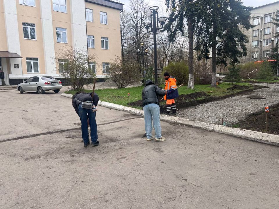 Сергей Желновач: В Дебальцево в рамках двухмесячника по благоустройству привели в порядок центральную площадь Сергей Желновач: В Дебальцево в рамках двухмесячника по благоустройству привели в порядок центральную площадь