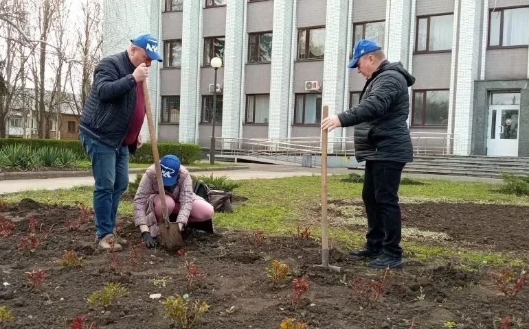 Елена Синецкая: Сегодня, 11 апреля, в рамках проектов «Городская среда» и «Донбасс – наш дом» партии Единая Россия, сотрудники Управы Калининского внутригородского района Администрации городского округа Донецк приняли... Елена Синецкая: Сегодня, 11 апреля, в рамках проектов «Городская среда» и «Донбасс – наш дом» партии Единая Россия, сотрудники Управы Калининского внутригородского района Администрации городского округа Донецк приняли...