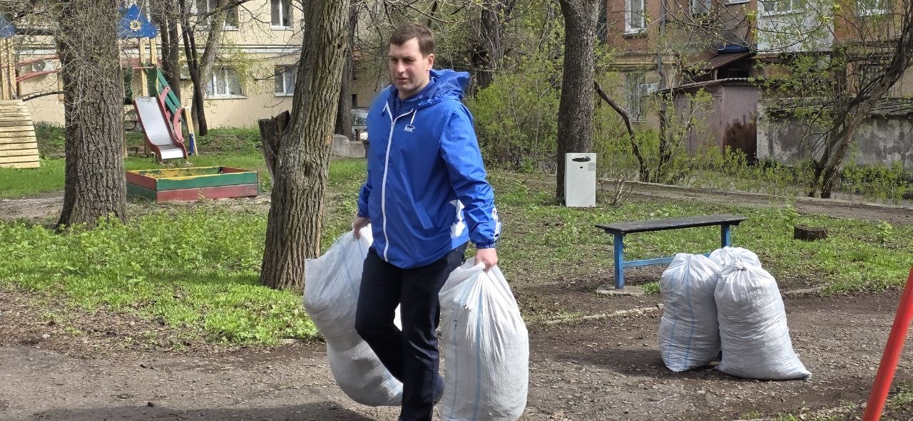 Юрий Атаманов: С коллегами по депутатскому корпусу Кириллом Рыбаковым и Михаилом Рыбаковым, сотрудниками Аппарата Донецкого городского совета присоединились к общереспубликанскому субботнику Юрий Атаманов: С коллегами по депутатскому корпусу Кириллом Рыбаковым и Михаилом Рыбаковым, сотрудниками Аппарата Донецкого городского совета присоединились к общереспубликанскому субботнику