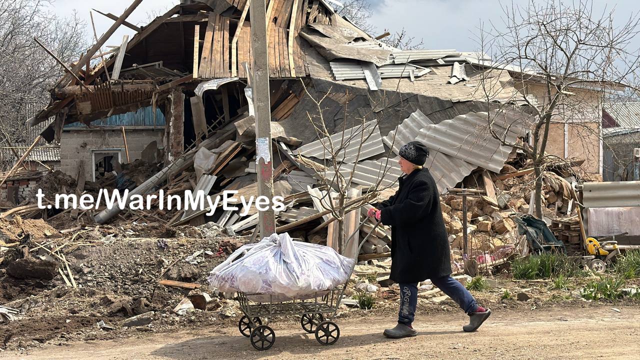 Последствия ночного прилета ударного БПЛА в Ясиноватой в результате которого погибли 2 человека, еще 7 получили ранения Последствия ночного прилета ударного БПЛА в Ясиноватой в результате которого погибли 2 человека, еще 7 получили ранения