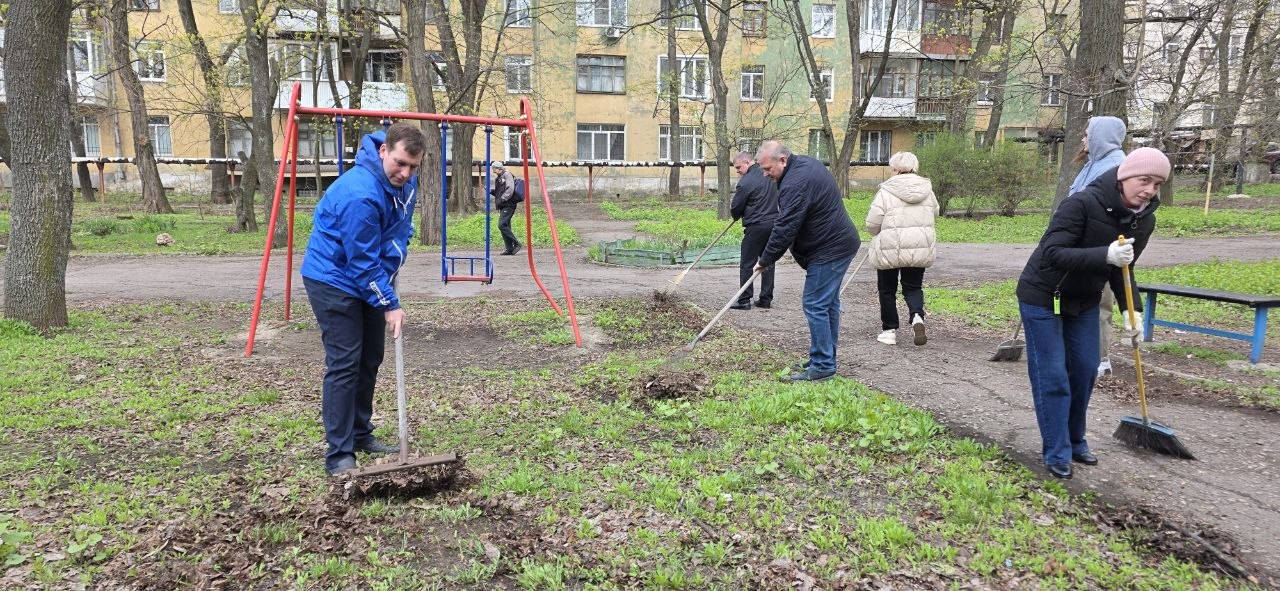 Юрий Атаманов: С коллегами по депутатскому корпусу Кириллом Рыбаковым и Михаилом Рыбаковым, сотрудниками Аппарата Донецкого городского совета присоединились к общереспубликанскому субботнику Юрий Атаманов: С коллегами по депутатскому корпусу Кириллом Рыбаковым и Михаилом Рыбаковым, сотрудниками Аппарата Донецкого городского совета присоединились к общереспубликанскому субботнику