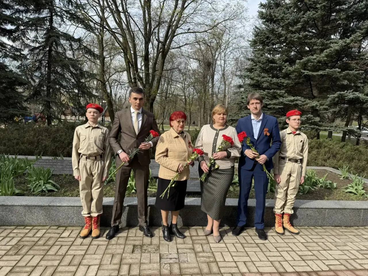 Сегодня, 10 апреля 2026, в Центрально-Городском внутригородском районе городского округа Макеевка, к Международному дню освобождения узников фашистских концлагерей, прошло возложение цветов к братской могиле советских воинов...